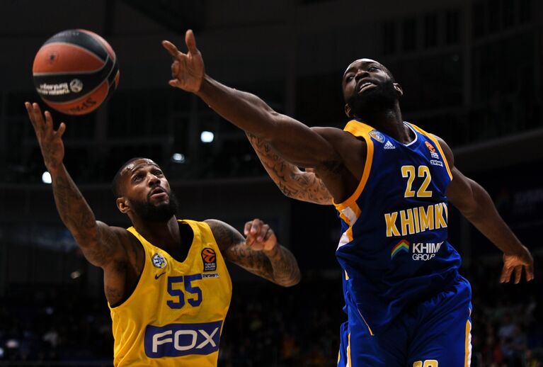 Защитник БК Химки Чарльз Дженкинс (справа) и защитник БК Маккаби Пьер Джексон