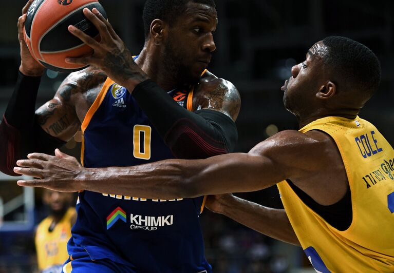 Форвард БК Химки Томас Робинсон (слева) и защитник БК Маккаби Норрис Коул