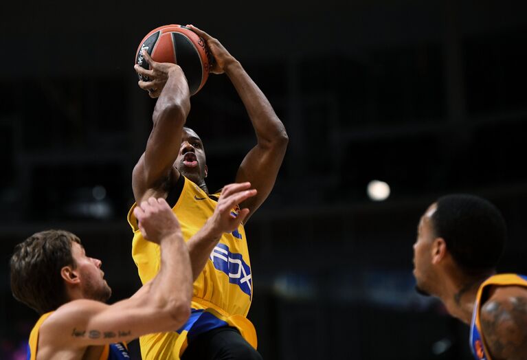 Защитник БК Химки Егор Вяльцев и защитник БК Маккаби Норрис Коул (слева направо)