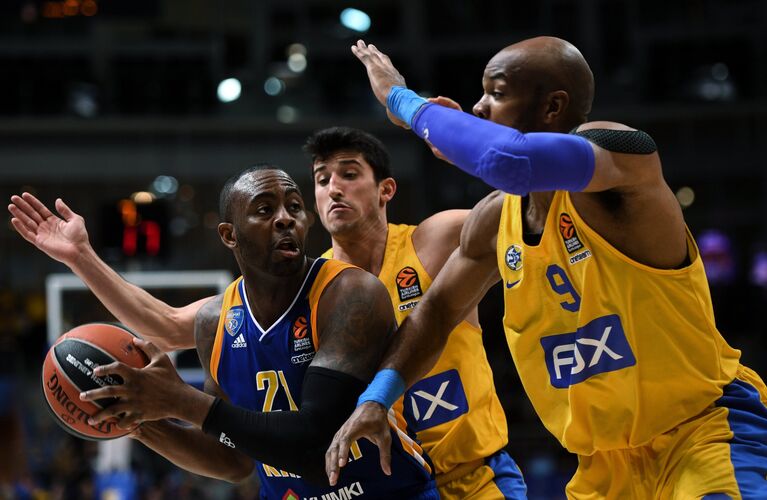 Защитник БК Химки Джеймс Андерсон (слева) и форвард БК Маккаби Алекс Тайус (справа)