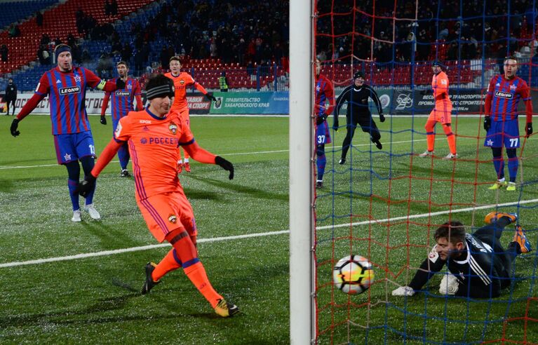 Полузащитник ЦСКА Алан Дзагоев (слева) и вратарь ФК СКА-Хабаровск Александр Довбня