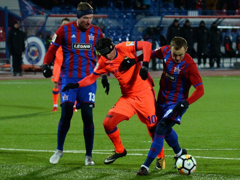 Полузащитники ФК СКА-Хабаровск Александр Димидко, ЦСКА Алан Дзагоев, ФК СКА-Хабаровск Дмитрий Гришко (слева направо)