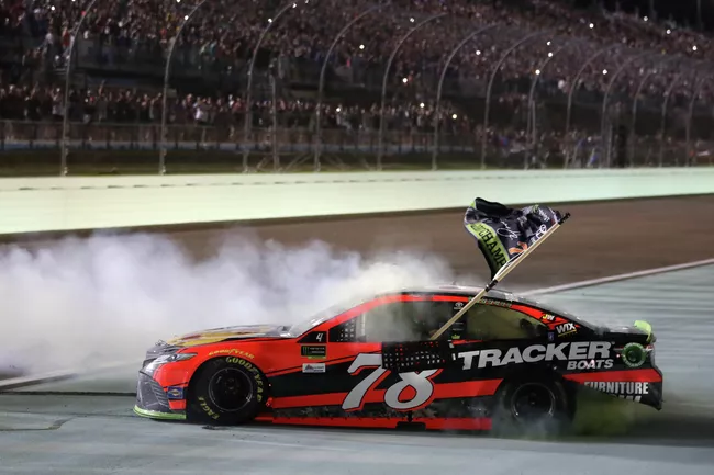 Пилот команды Furniture Row Racing Мартин Труэкс-младший