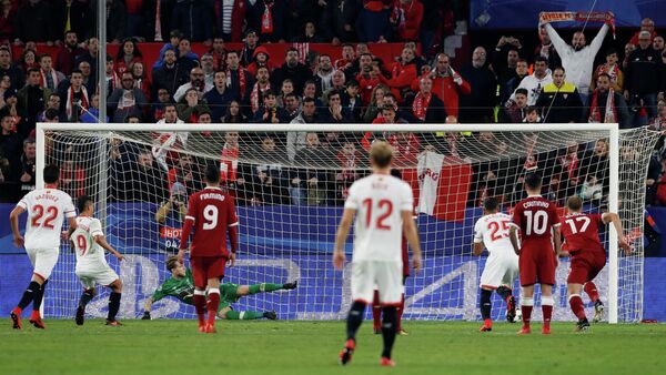 Игровой момент матча пятого тура группового этапа Лиги чемпионов между испанской Севильей и английским Ливерпулем