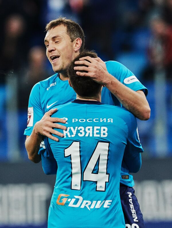 Футболисты Зенита Артем Дзюба (слева) и Далер Кузяев