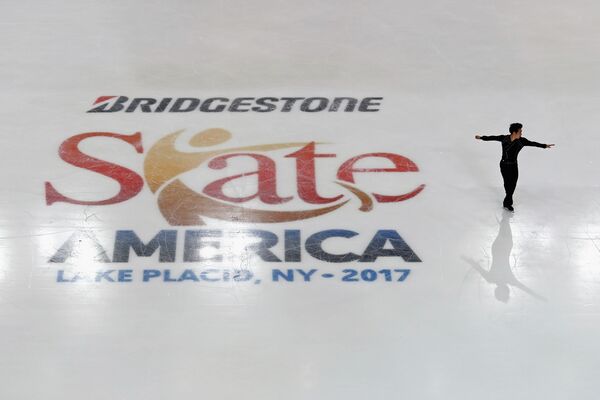 Цзинь Боян выступает на этапе Гран-при по фигурному катанию - Skate America