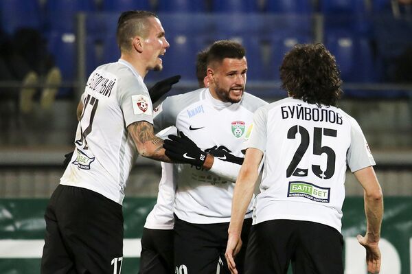 Футболисты Тосно радуются забитому мячу в исполнении Евгения Маркова