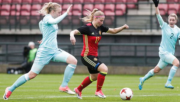 Игровой момент товарищеского матча между футболистками сборных Бельгии и России