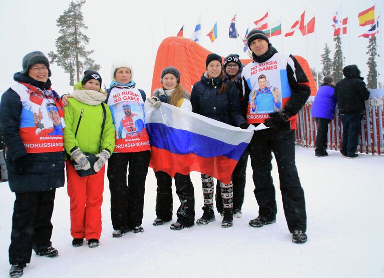 Российские болельщики во время акции в поддержку отстраненных российских лыжников