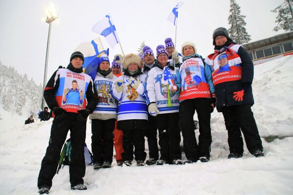 Российские и финские болельщики, участвующие в акции в поддержку отстраненных российских лыжников