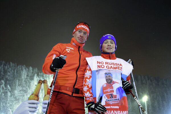 Роман Старков, запустивший в соцсетях флешмоб в поддержку российских спортсменов #noRUSSIAnoGAMES, и российский лыжник Максим Вылегжанин (слева)