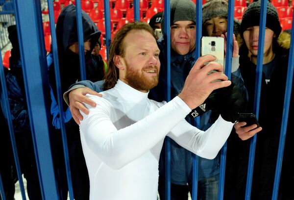 Защитник Локомотива Виталий Денисов фотографируется с болельщиками