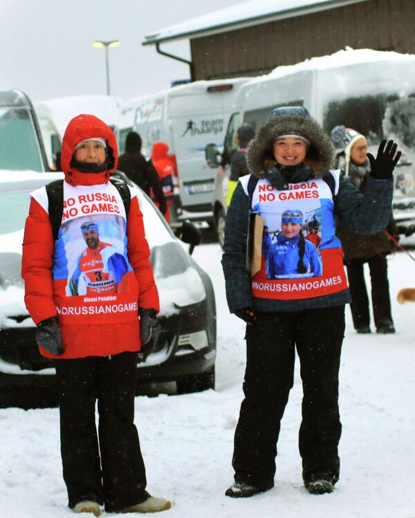 Российские болельщики во время акции в поддержку отстраненных российских лыжников