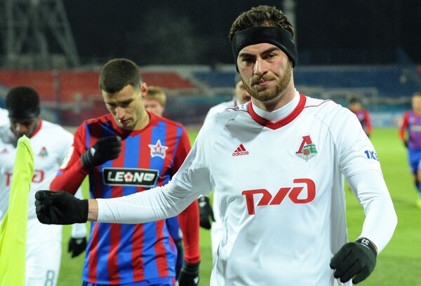 Защитник Локомотива Соломон Кверквелия (справа)