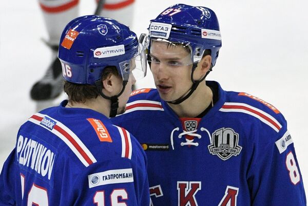 Игроки ХК СКА Сергей Плотников (слева) и Вадим Шипачёв