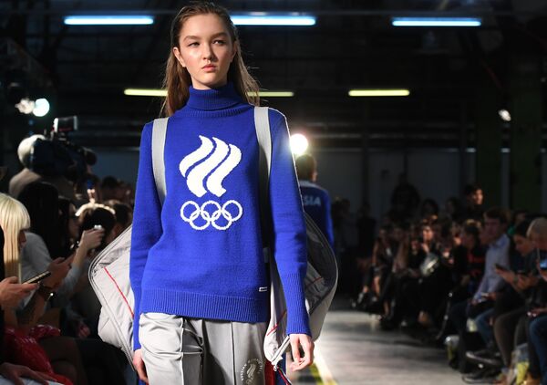 Модель демонстрирует одежду из экипировки Олимпийской команды