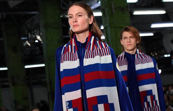 Модели демонстрирует одежду из экипировки Олимпийской команды