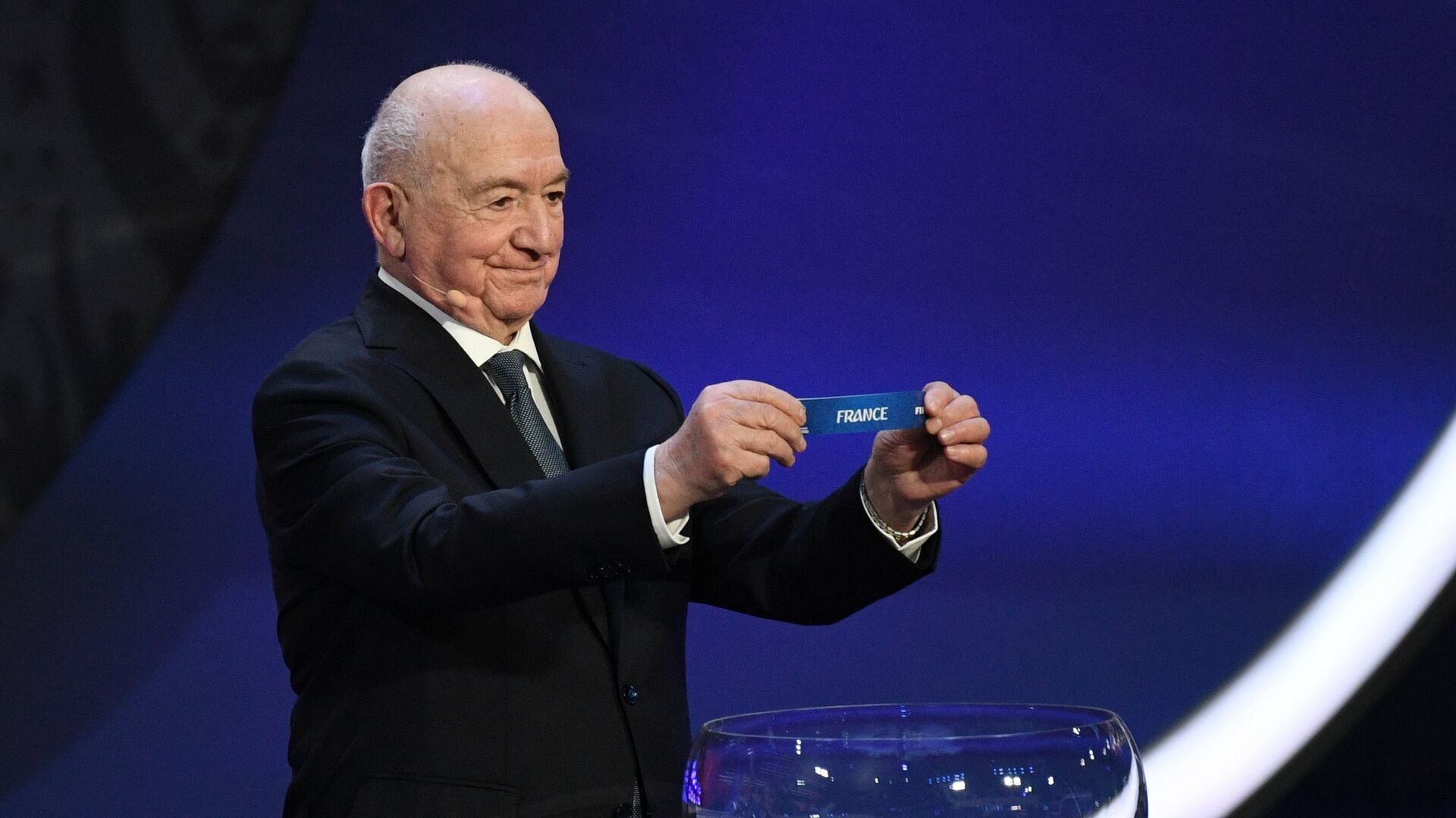 Ассистент жеребьевки Никита Симонян на официальной жеребьевке чемпионата мира-2018 по футболу Ассистент жеребьевки Никита Симонян на официальной жеребьевке чемпионата мира-2018 по футболу - РИА Новости, 1920, 24.11.2025