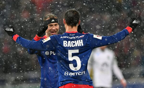 Футболисты ЦСКА Василий Березуцкий (слева) и Виктор Васин радуются забитому голу