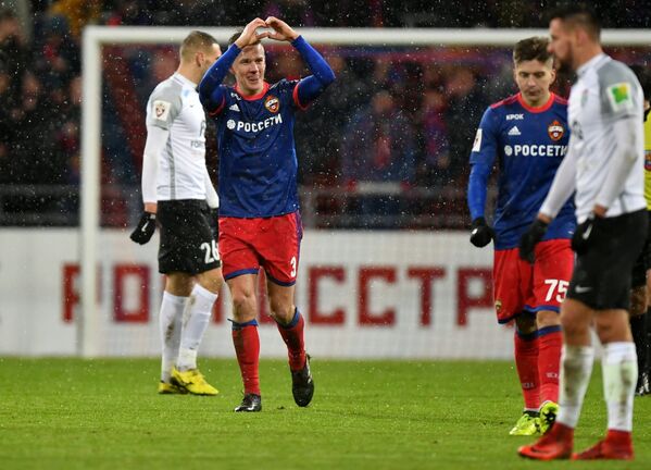 Футболисты ЦСКА Понтус Вернблум и Тимур Жамалетдинов (слева направо) радуются забитому голу