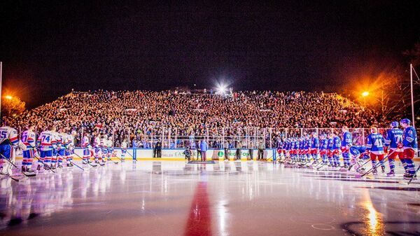 Хоккеисты Йокерита и СКА перед началом матча под открытым небом