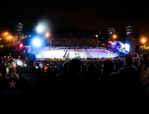 Хоккеисты Йокерита и СКА перед началом матча под открытым небом в Хельсинки