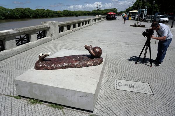 Статуя нападающего Барселоны и сборной Аргентины по футболу Лионеля Месси, установленная в Буэнос-Айресе, после акта вандализма