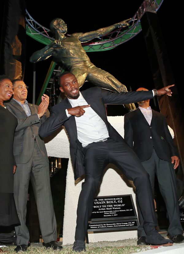 Ямайский спринтер Усэйн Болт во время церемонии открытия статуи в его честь