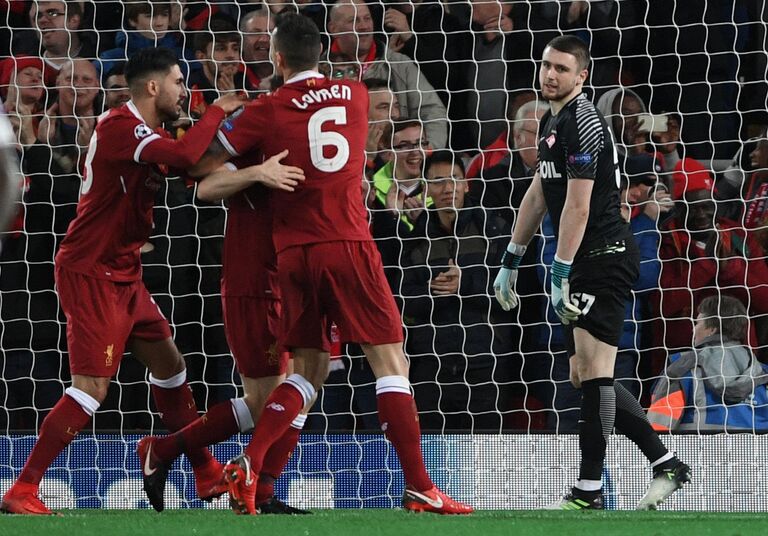 Вратарь ФК Спартак Александр Селихов (справа) и игроки ФК Ливерпуль Вратарь ФК Спартак Александр Селихов (справа) и игроки ФК Ливерпуль