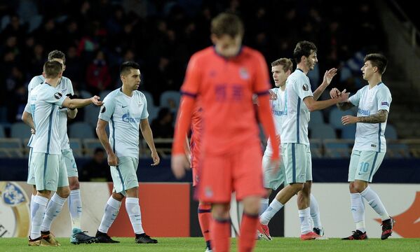 Футболисты Зенита радуются забитому мячу в ворота ФК Реал Сосьедад