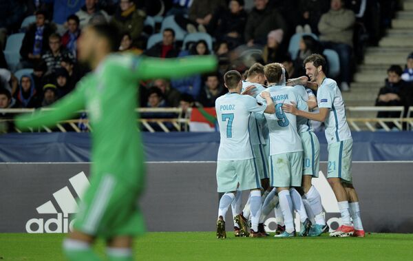 Футболисты Зенита радуются забитому мячу в ворота ФК Реал Сосьедад