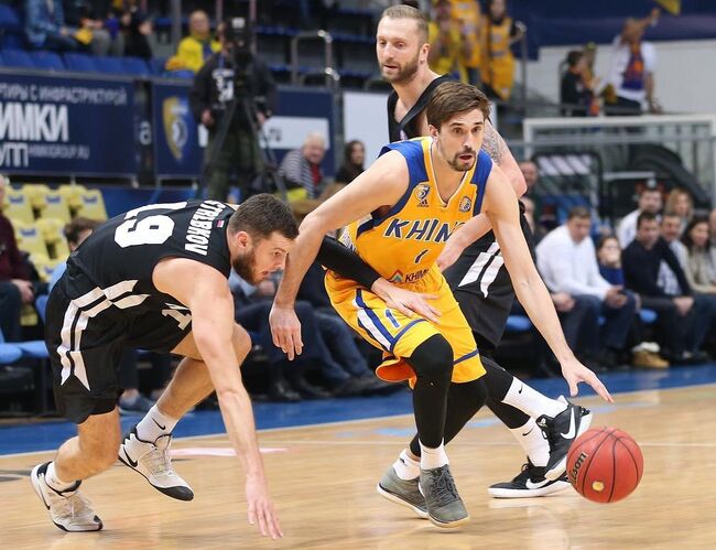 Защитник БК Нижний Новгород Иван Стребков, защитник БК Химки Алексей Швед и центровой БК Нижний Новгород Владимир Веремеенко (слева направо)