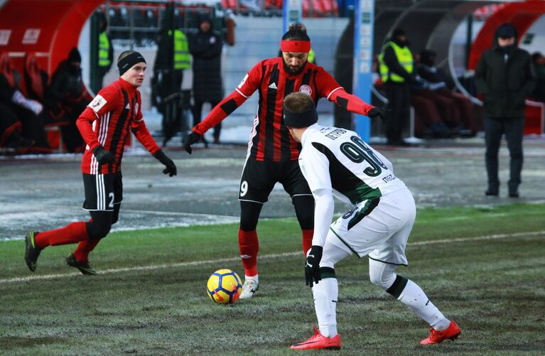 Игроки ФК Амкар Павел Комолов и Дарко Бодул и защитник ФК Краснодар Сергей Петров (слева направо)