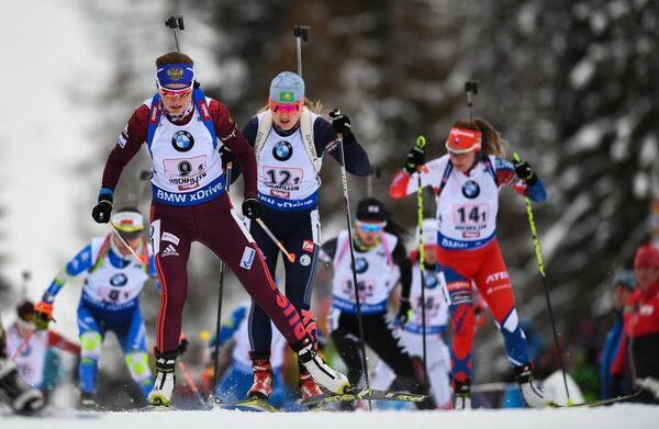 Биатлонистка сборной России Виктория Сливко (слева на первом плане)