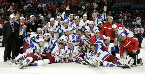 Хоккеисты и тренеры молодежной сборной России по хоккею (2011 год)