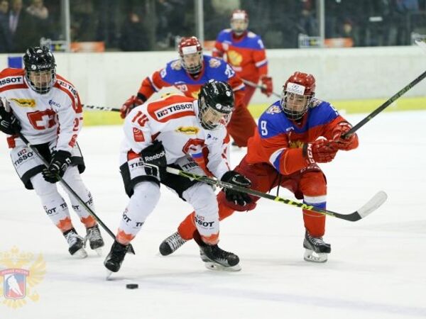 Игровой момент матча Кубка вызова между хоккейными сборными России и Швейцарии (до 18 лет)