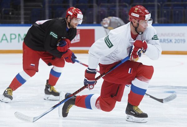 Капитан сборной России по хоккею Илья Ковальчук (справа)