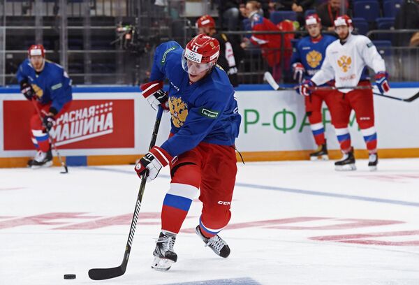 Игрок сборной России по хоккею Сергей Андронов (в центре)