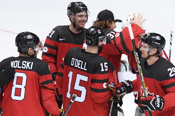 Хоккеисты сборной Канады радуются победе