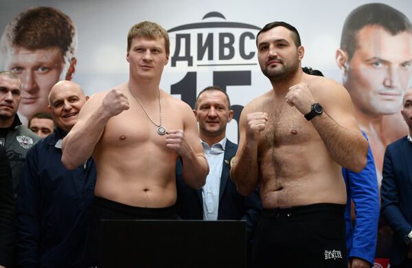 Российский боксер Александр Поветкин (слева) и румынский боксер Кристиан Хаммер