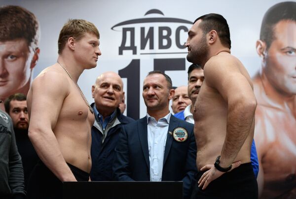Российский боксер Александр Поветкин (слева) и румынский боксер Кристиан Хаммер
