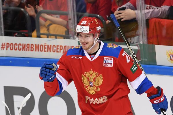 Нападающий сборной России Сергей Калинин радуется заброшенной шайбе