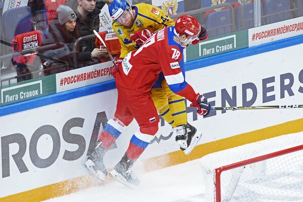 Защитник сборной Швеции Юнас Юнланд (слева) и нападающий сборной России Максим Шалунов