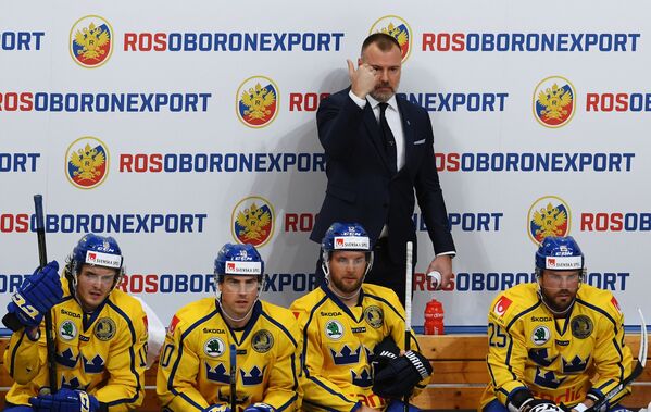 тренер сборной Швеции Рикард Грёнборг (второй справа)