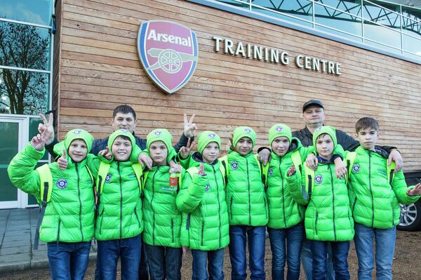 Дети во время посещения базы лондонского Арсенала