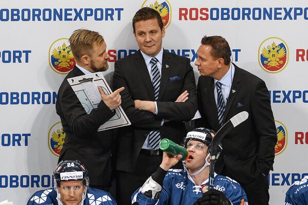 Главный тренер сборной Финляндии Лаури Марьямяки по хоккею (в центре)