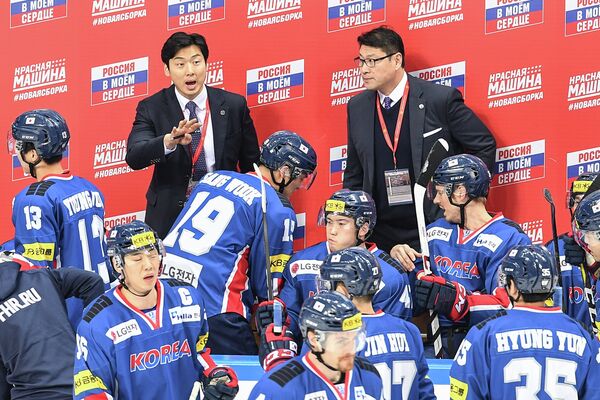 Главный тренер сборной Южной Кореи Джим Пэк (справа на втором плане)