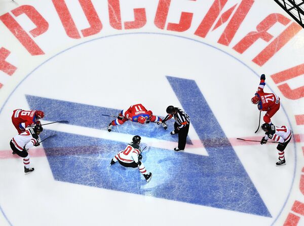 Стартовое вбрасывание в матче Россия - Канада