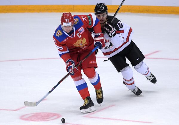 Нападающие сборной России Илья Ковальчук и сборной Канады Рене Бурк (слева направо)