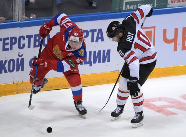 Нападающие сборной России Кирилл Капризов и сборной Канады Дерек Рой (слева направо)